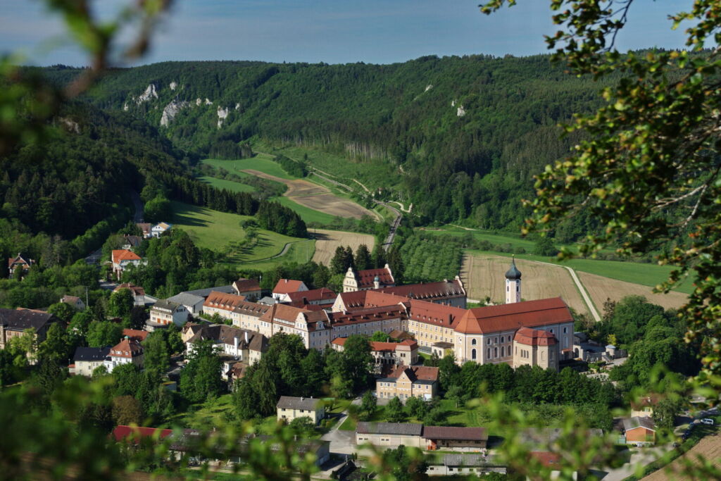 Blick vom Spaltfelsen auf Kloster Beuron